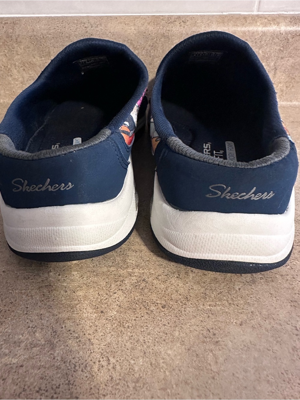 Skechers 8M Navy Slip-On Womens Sneakers with Rare Doggie Print Excellent Cond. - Picture 4 of 9